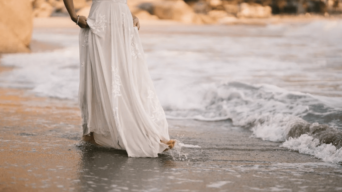 noiva na praia com vestido 1